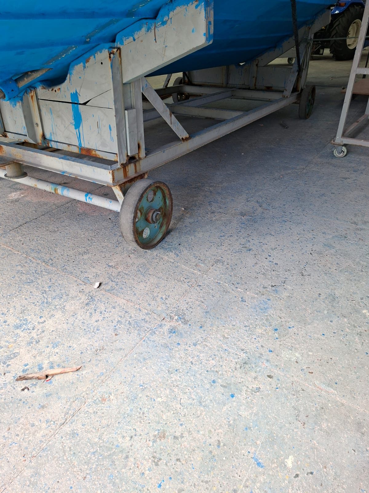 Piso de concreto atual, Sob carga pesada: o carrinho de aço sobre a resina intacta