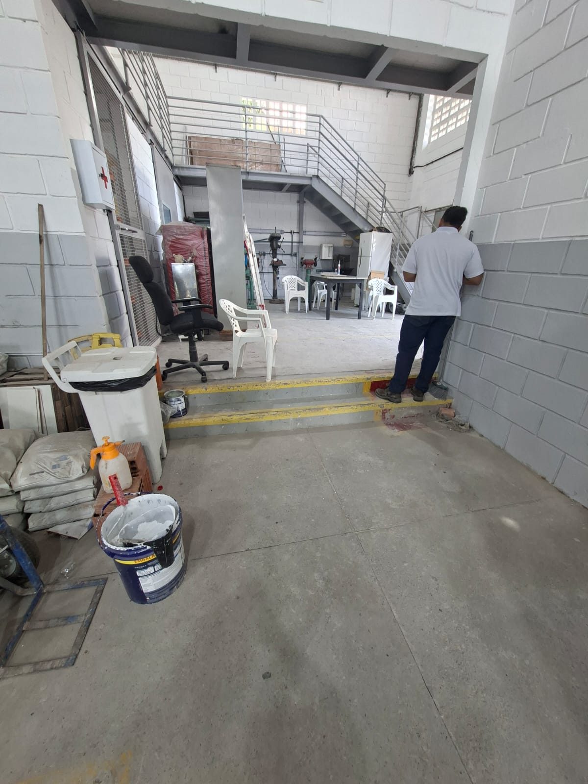 Piso de concreto atual, Entrada e platô: degrau sinalizado e piso selado