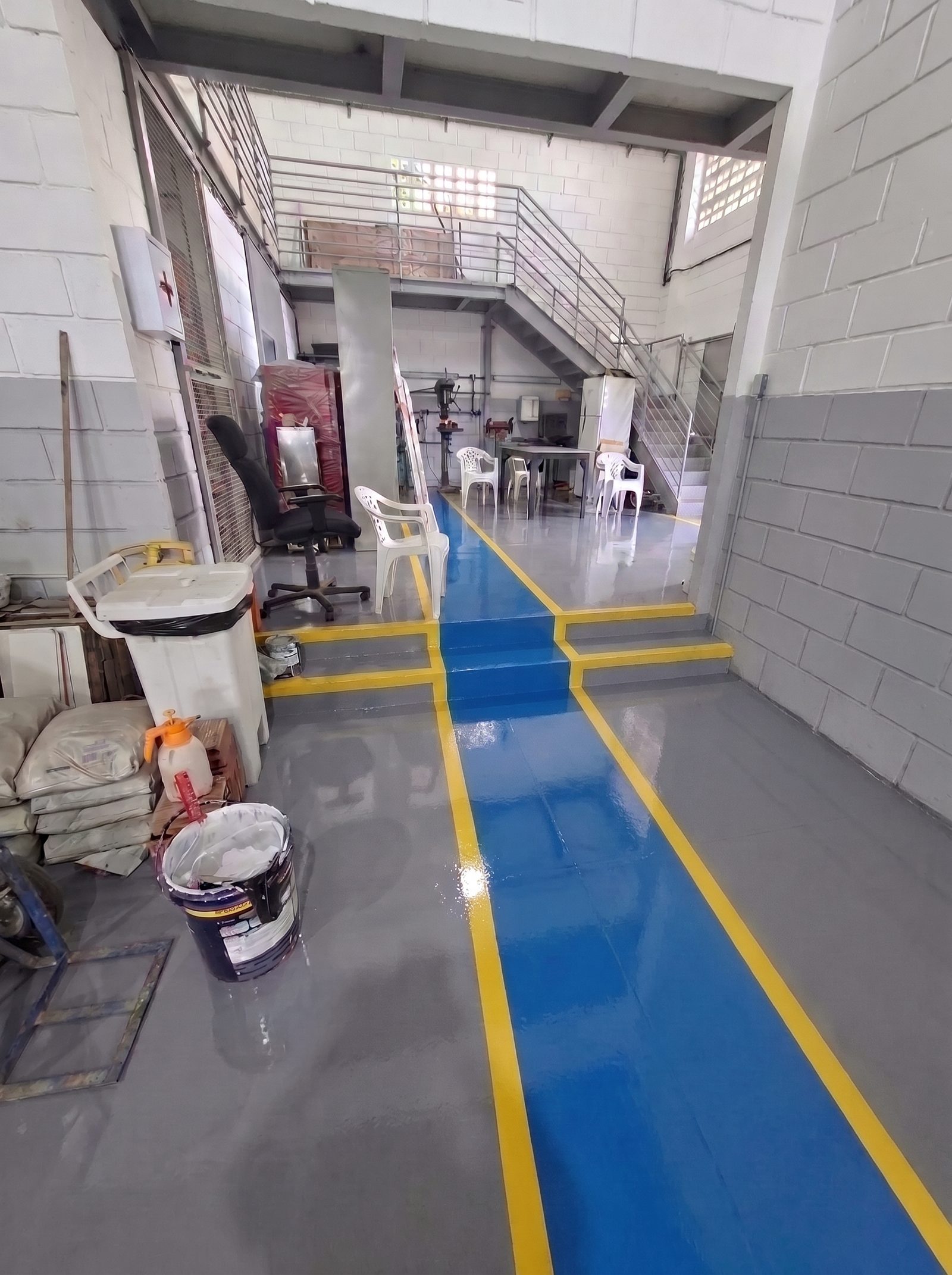 Simulação do piso de resina, Entrada e platô: degrau sinalizado e piso selado